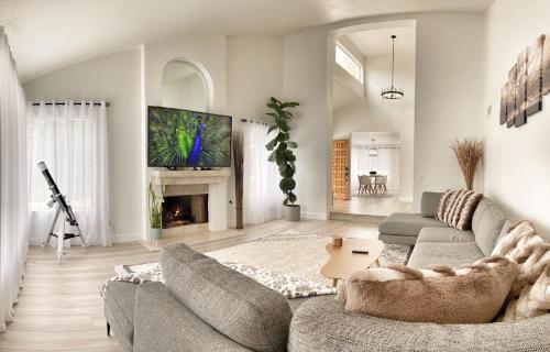 OCLuxeBnB Private Resort Living Minutes from Beach detail