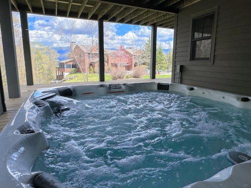P5 Ski-in Ski-out rare find Presidential View single family with garage pool table ping pong in Bethlehem