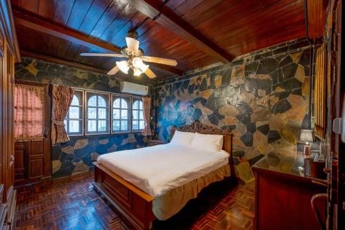 ห้องเตียงควีนไซส์พร้อมระเบียง (Queen Room with Balcony)