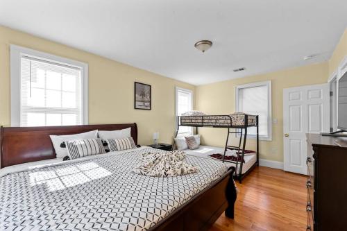 Spacious 6BR Quincy Apt - Balcony, Kitchen, Laundry, near Beach & Red Line 555 in Quincy (MA)
