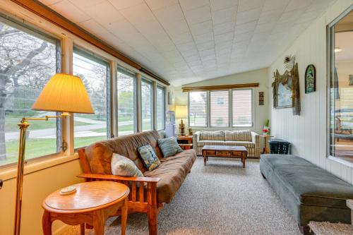 Walk to Lake Huron Pet-Friendly Caseville Cottage in 巴德阿克斯