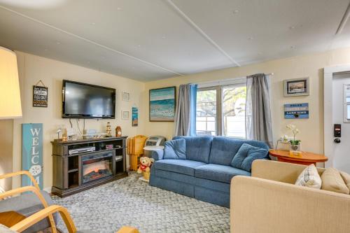 Walk to Lake Huron Pet-Friendly Caseville Cottage in 巴德阿克斯