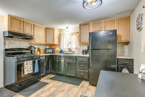 Walk to Lake Huron Pet-Friendly Caseville Cottage in 巴德阿克斯