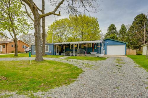 Walk to Lake Huron Pet-Friendly Caseville Cottage in 巴德阿克斯