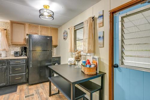 Walk to Lake Huron Pet-Friendly Caseville Cottage in 巴德阿克斯