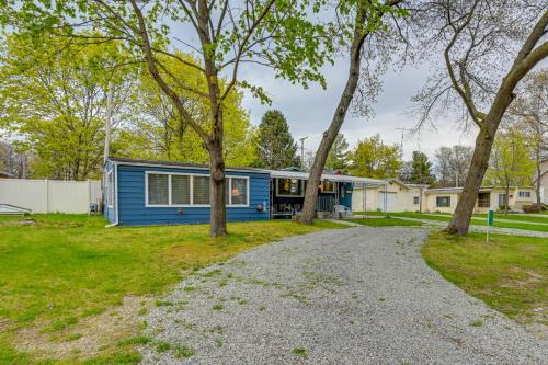 Walk to Lake Huron Pet-Friendly Caseville Cottage in 巴德阿克斯