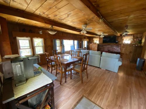 Зручності, Adirondack Waterfront Cabin Upper Hudson Tributary in Лейк Лузерн