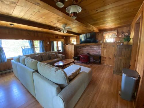 Спільний лаунж/ТБ зона, Adirondack Waterfront Cabin Upper Hudson Tributary in Лейк Лузерн