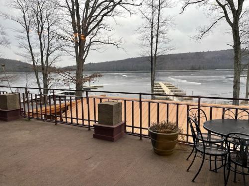 Beautiful Lake Harmony Townhouse with views of Big Boulder Lake