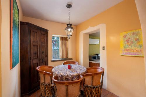 Bonitas Casita, 2 Bedrooms, Patio, Hot Tub, Pet Friendly, Sleeps 4 in Santa Fe, USA