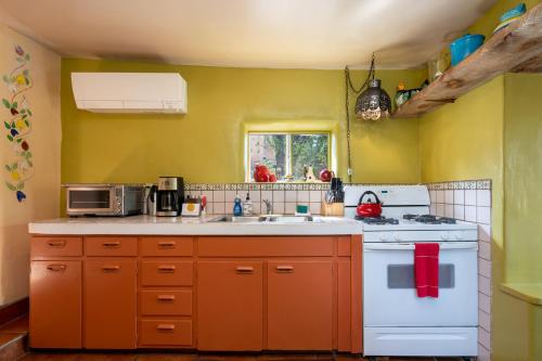 Bonitas Casita, 2 Bedrooms, Patio, Hot Tub, Pet Friendly, Sleeps 4 in Santa Fe, USA