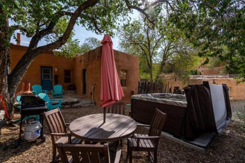 Bonitas Casita, 2 Bedrooms, Patio, Hot Tub, Pet Friendly, Sleeps 4 in Santa Fe, USA