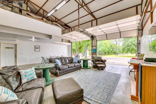 Spacious Lake Texoma Vacation Rental with Game Room! in Kingston, USA