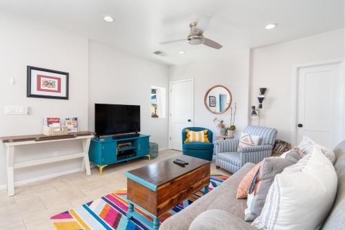 Crescent Moon Casita 2 Bedrooms Patio WiFi Sleeps 4 - image 10