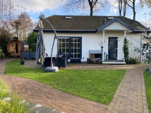  Atmospheric forest cabin in Voorthuizen with a barrel sauna, Pension in Voorthuizen bei Kootwijk