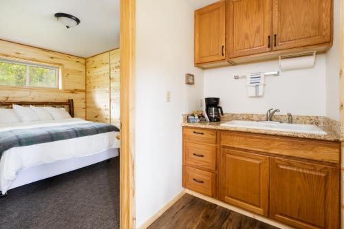 Beargrass Lodging & RV Resort