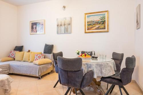 Four Hills Apartment - Žrnovnica