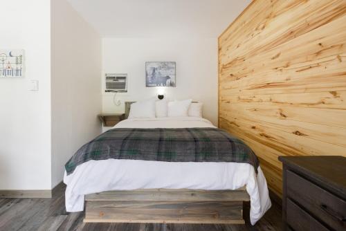 Beargrass Lodging & RV Resort