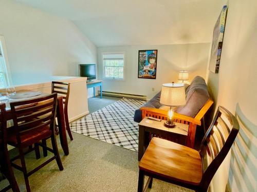 Walk to the Outfield of Lime Rock Park in 雷克維爾