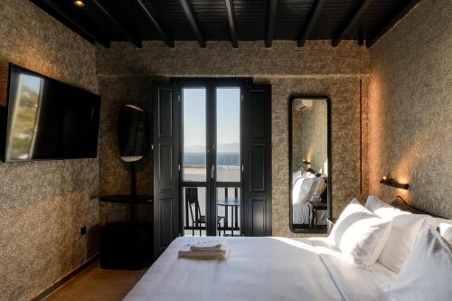 Deluxe Double Room with Balcony and Sea View image 10