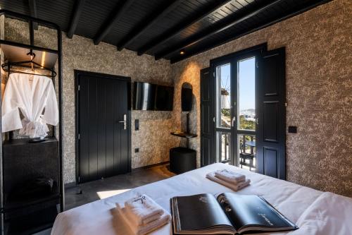 Deluxe Double Room with Balcony and Sea View image 9