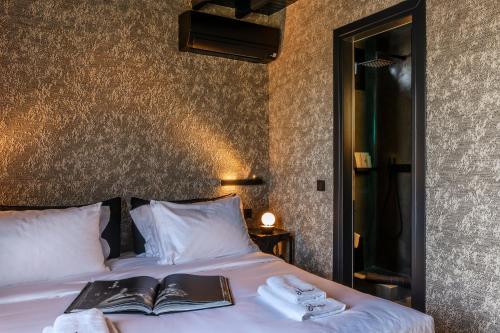 Deluxe Double Room with Balcony and Sea View image 2