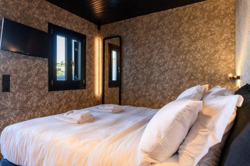 Deluxe Double Room image 6