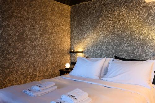 Deluxe Double Room image 7