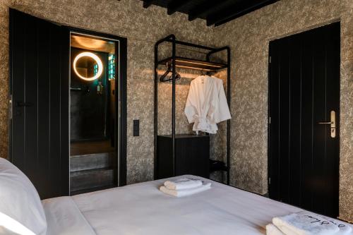 Double Room with Pool View image 7