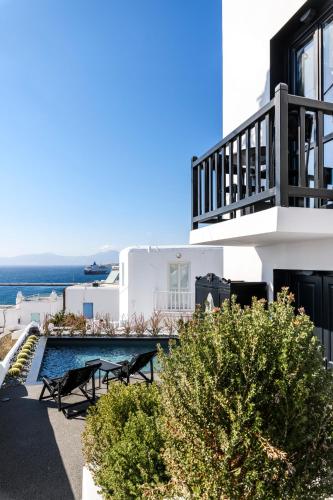 Deluxe Double Room with Balcony and Sea View image 5