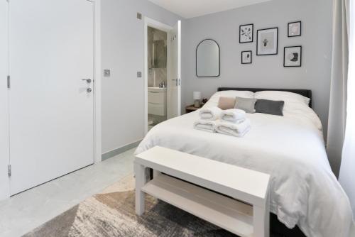 Canary Wharf O2 Deluxe Ensuite Rooms - image 12
