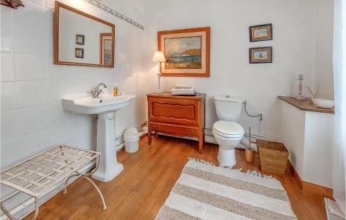Μπάνιο, Stunning Home In Saint-dolay With Wifi And 6 Bedrooms in Νιβιγιάκ