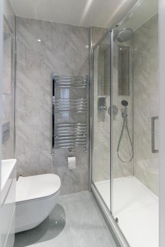 Canary Wharf O2 Deluxe Ensuite Rooms - image 6