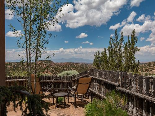 Casa de Caballo, 2 Bedrooms, Sleeps 6, Patio, Pool Access, Fireplaces in Santa Fe, USA