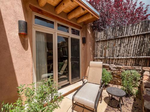 Casa de Caballo, 2 Bedrooms, Sleeps 6, Patio, Pool Access, Fireplaces in Santa Fe, USA