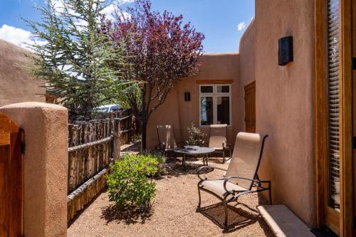 Casa de Caballo, 2 Bedrooms, Sleeps 6, Patio, Pool Access, Fireplaces in Santa Fe, USA