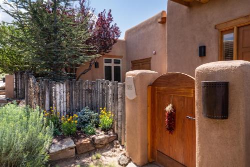 Casa de Caballo, 2 Bedrooms, Sleeps 6, Patio, Pool Access, Fireplaces in Santa Fe, USA