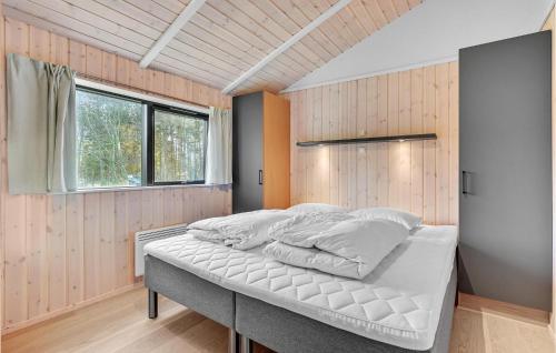 4 Bedroom Cozy Home In Hjslev