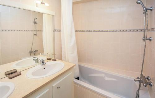 Three-Bedroom Holiday Home in Aigues-Mortes - image 13