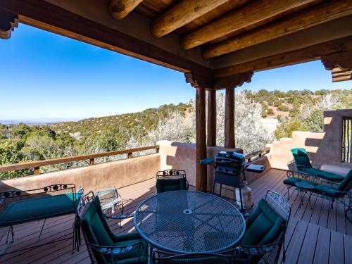 Mitchell's East Side, 3 Bedrooms, Sleeps 6, Deck, Views, WiFi, Grill
