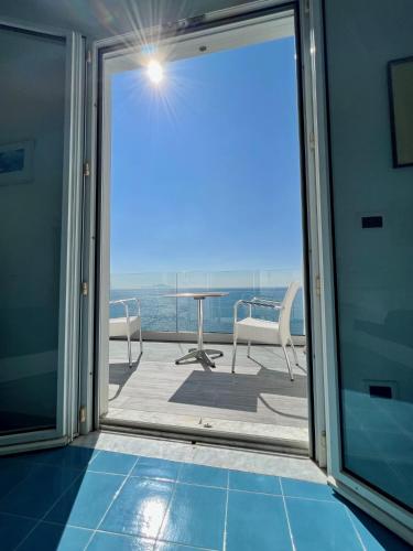 Deluxe Double Room with Balcony and Sea View image 6