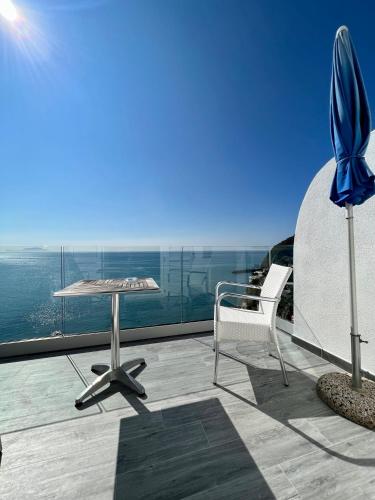 Deluxe Double Room with Balcony and Sea View image 8