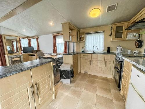 Caravan At Highfield Grange With Decking, Sleeps 6 Ref 26446ba