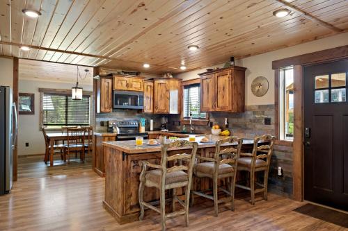 Set the Hook by KABINO Fire Pit Sleeper Sofa Loft 2 Living Rooms Grill WiFi, Island Park (Foto 9)
