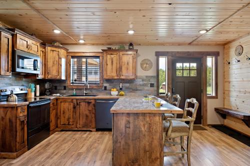 Set the Hook by KABINO Fire Pit Sleeper Sofa Loft 2 Living Rooms Grill WiFi, Island Park (Foto 10)