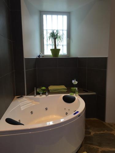 Bilik Mandi, Chateau du Puech in Laguiole