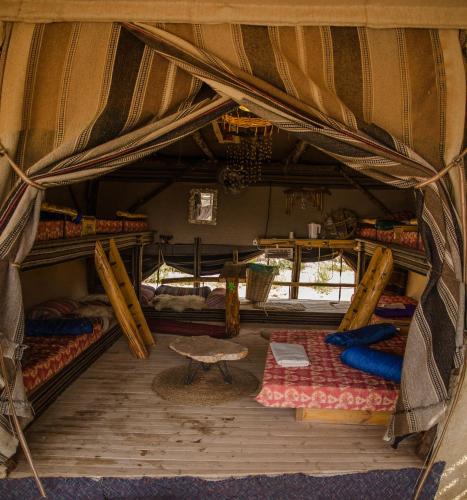 1 double bed, 6 futon beds