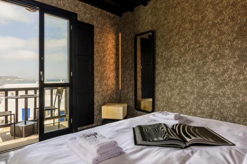 Deluxe Double Room with Balcony and Sea View image 8