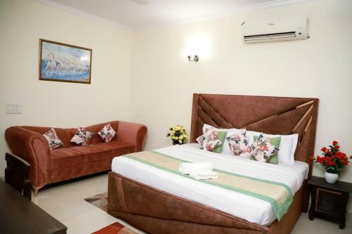 Divine India Service Apartment 3Bhk, 2B Saket