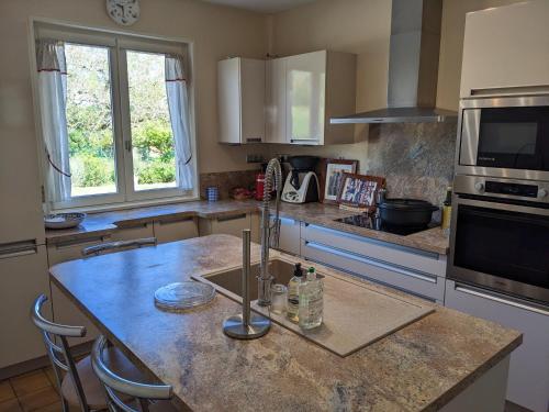 ห้องครัว, Clos du Château - Grande maison avec piscine privée et vue sur la vallée (Clos du Chateau - Grande maison avec piscine privee et vue sur la vallee) in มาแล